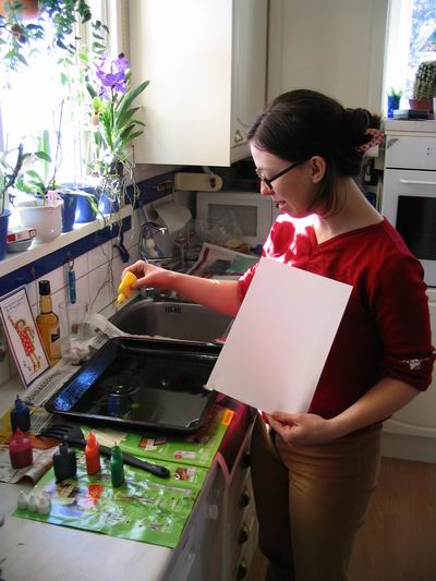 iHanna in the kitchen experimenting with marbling papers (Copyright Hanna Andersson)