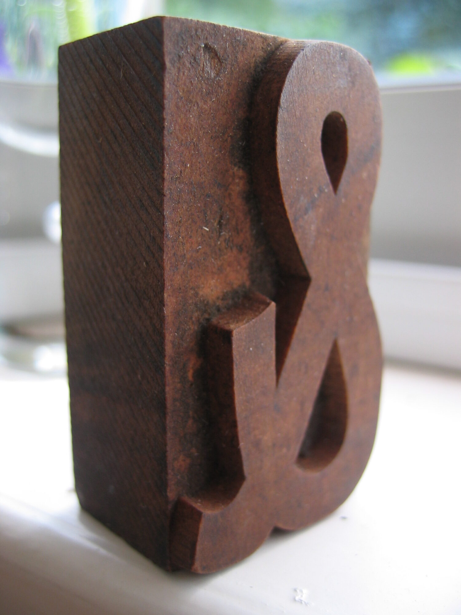 Brocante inspiration - the ampersand wood print block find (Photo copyright H. Andersson)