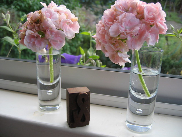 Brocante find - the ampersand wood print block finds styled with flowers (Photo copyright H. Andersson)