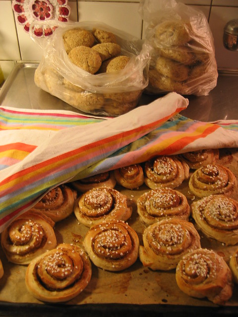 Cinnamon buns and fresh bread by me (Copyright H. Andersson)