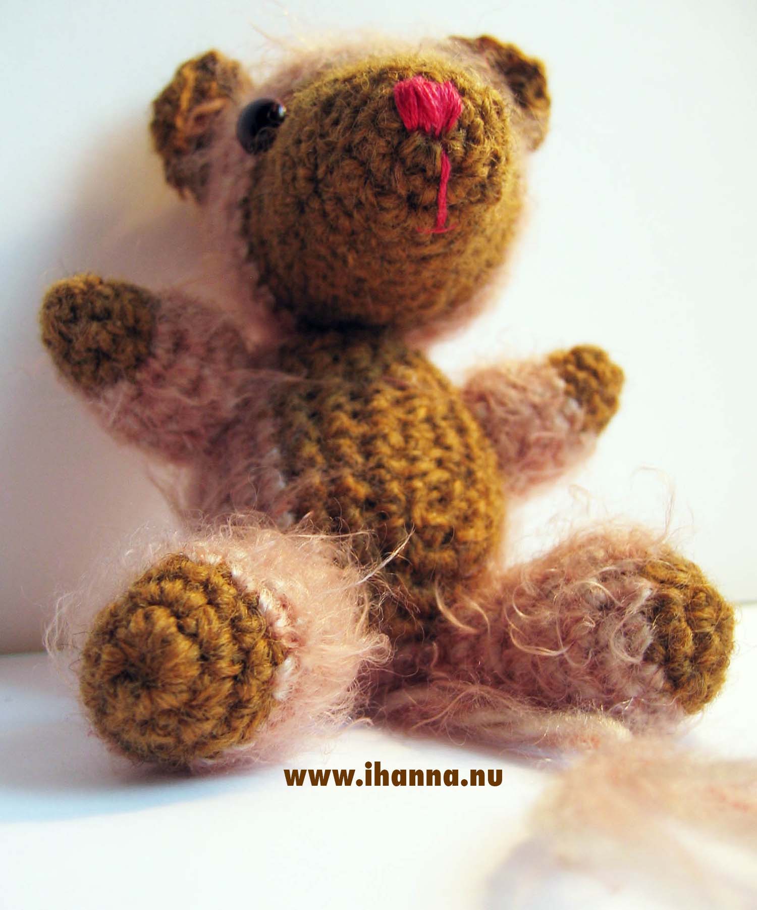 Freeform crocheted animal amigurumi friend Miss Foxy made by iHanna (Copyright Hanna Andersson)