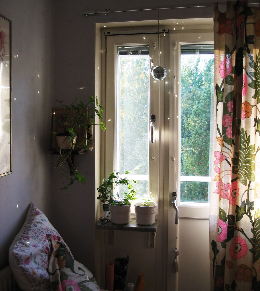 Dancing stars on the wall and prisms from sunshine coming in (Photo copyright H. Andersson)