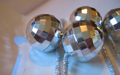 Disco girl hair ties swirl (Photo copyright H. Andersson)