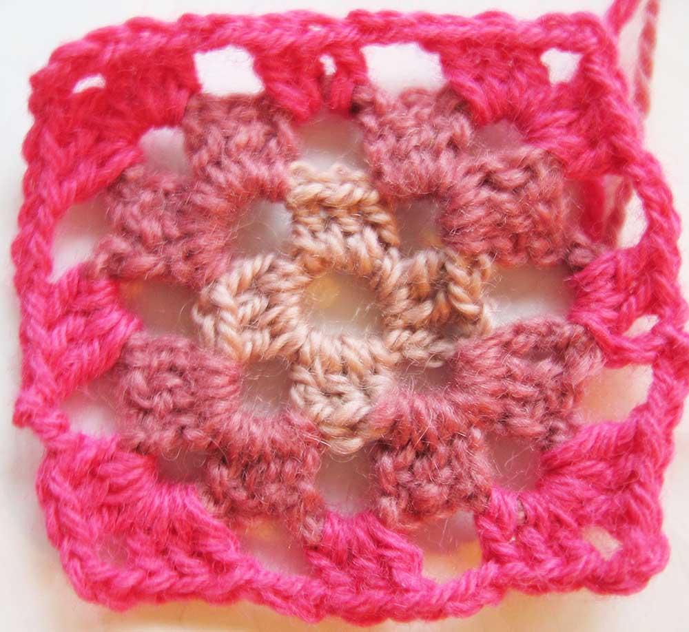 Pink granny square mormorsruta by iHanna (Copyright H. Andersson)