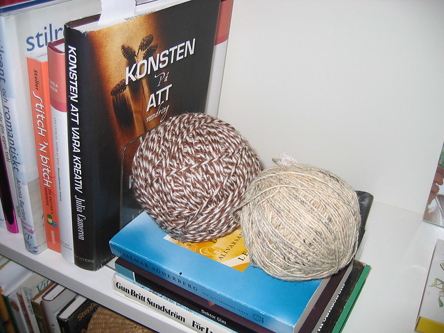 Decorating in the bookshelf with balls of yarn