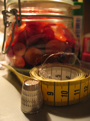 So many round items, Buttons, thimble and measure tape (Photo copyright H. Andersson)