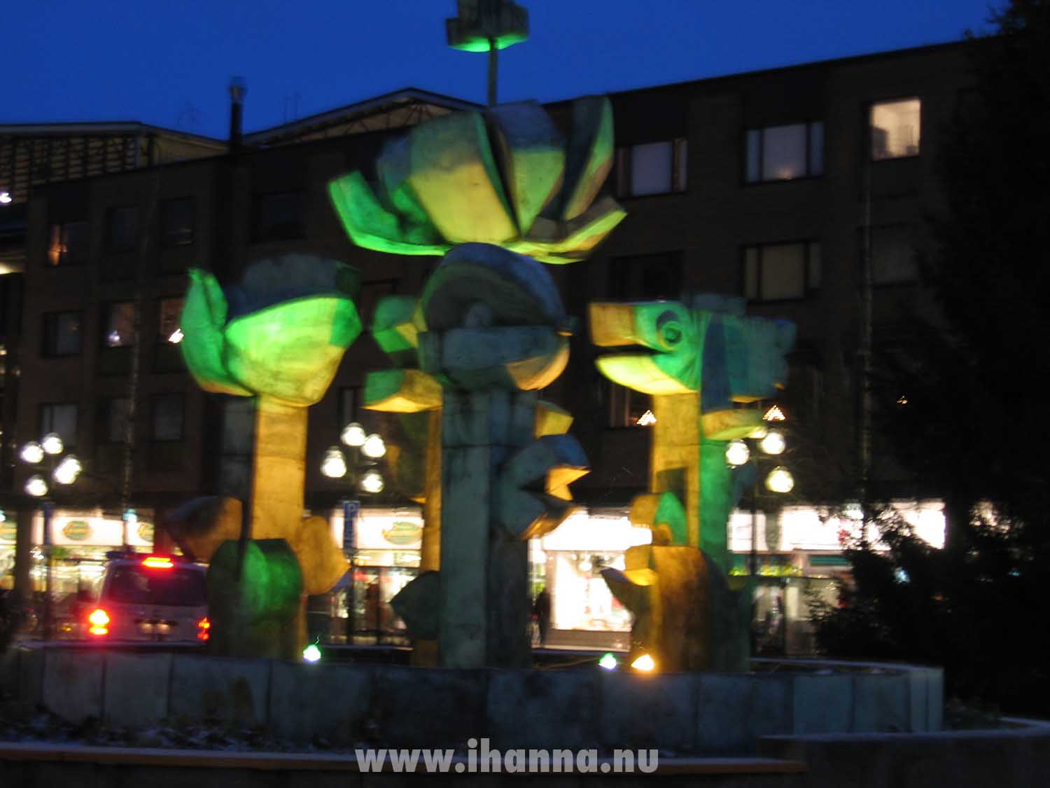 Stig Lindbergs fountain sculpture in the dark in Ume