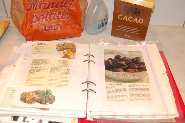 Open ring binder with baking instructions and cacao powder on the kitchen counter (Photo Copyright Hanna Andersson)