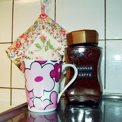 Hannas coffee jar, coffee mug and pot holder in the kitchen (Copyright Hanna Andersson) 2006