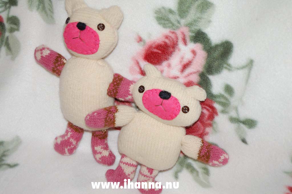 Wool felted sweater teddy bear brothers in white and pink with button eyes (Copyright Hanna Andersson)