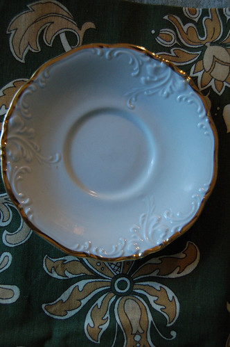 Plate with gold edge thrifted by me (Photo copyright Hanna Andersson)