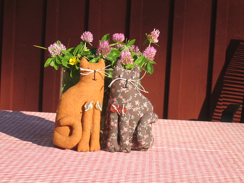 Two sewn cat friends on the table (Photo copyright H. Andersson)