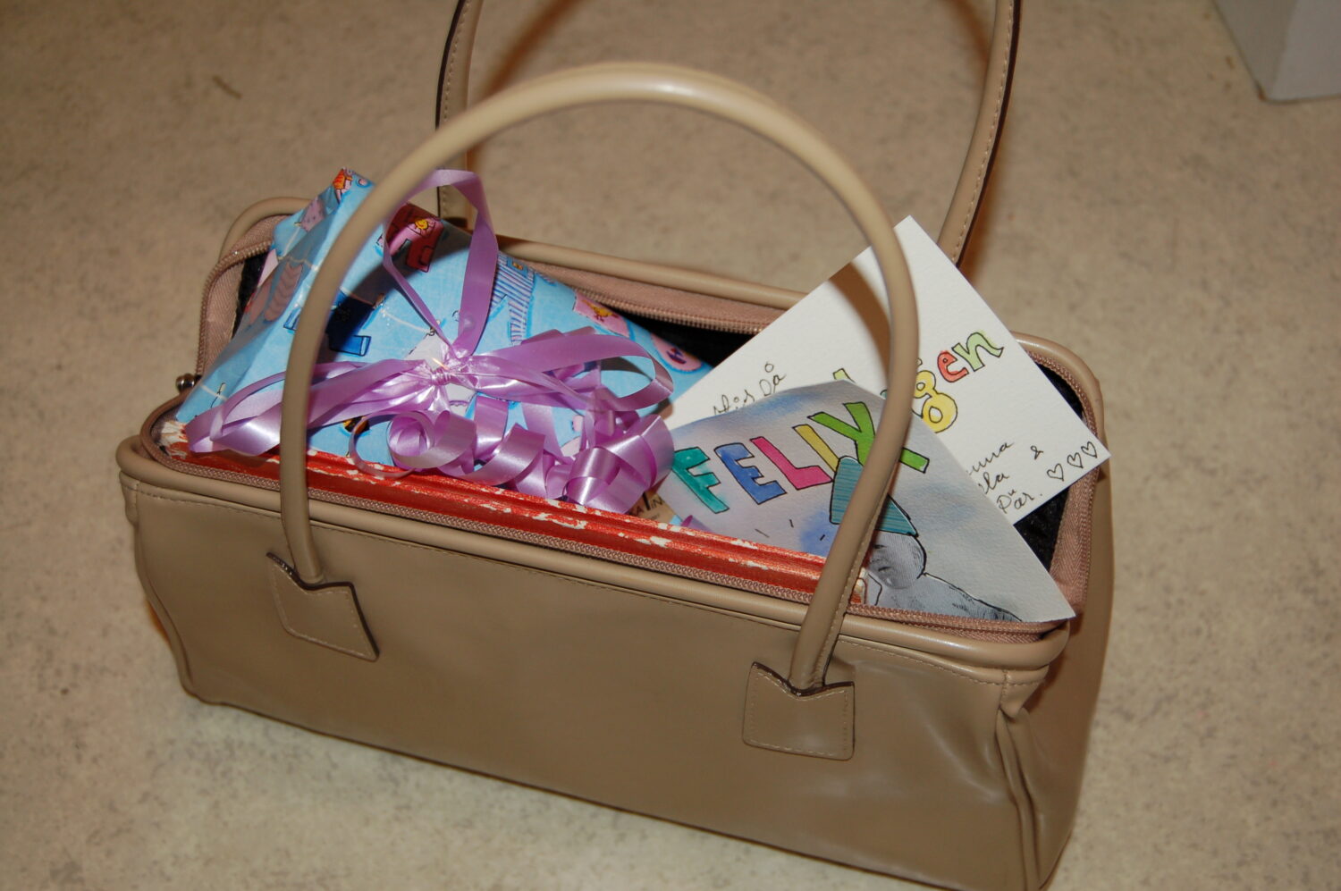 My handbag is ready to party (Photo copyright Hanna Andersson)