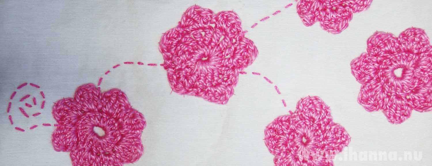 Pink crocheted flowers designed by iHanna (Copyright Hanna Andersson)