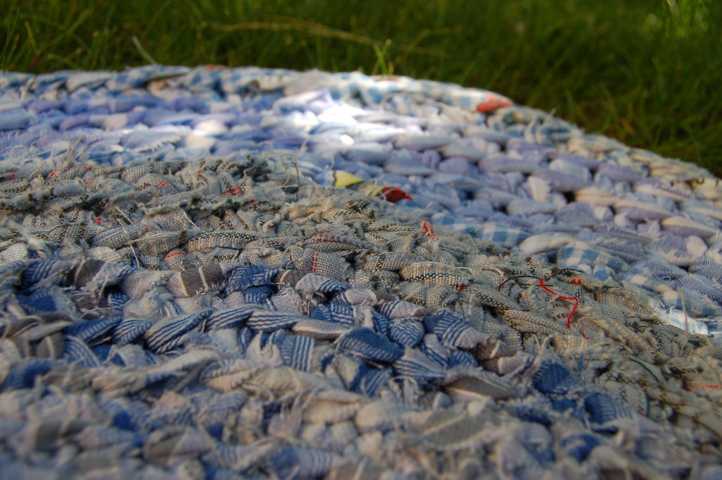 Close-up sideview of  the crocheted blue rug for my mom, made by iHanna 2007 (Photo copyright H. Andersson)