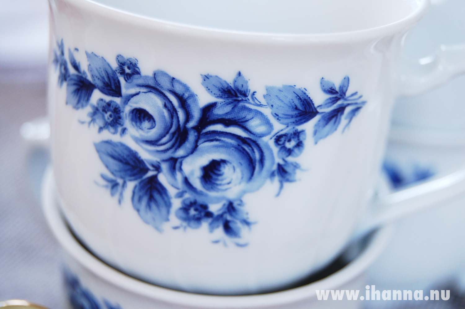 Thrifted coffee cups with blue rose ornaments, Photo by iHanna (Copyright Hanna Andersson)