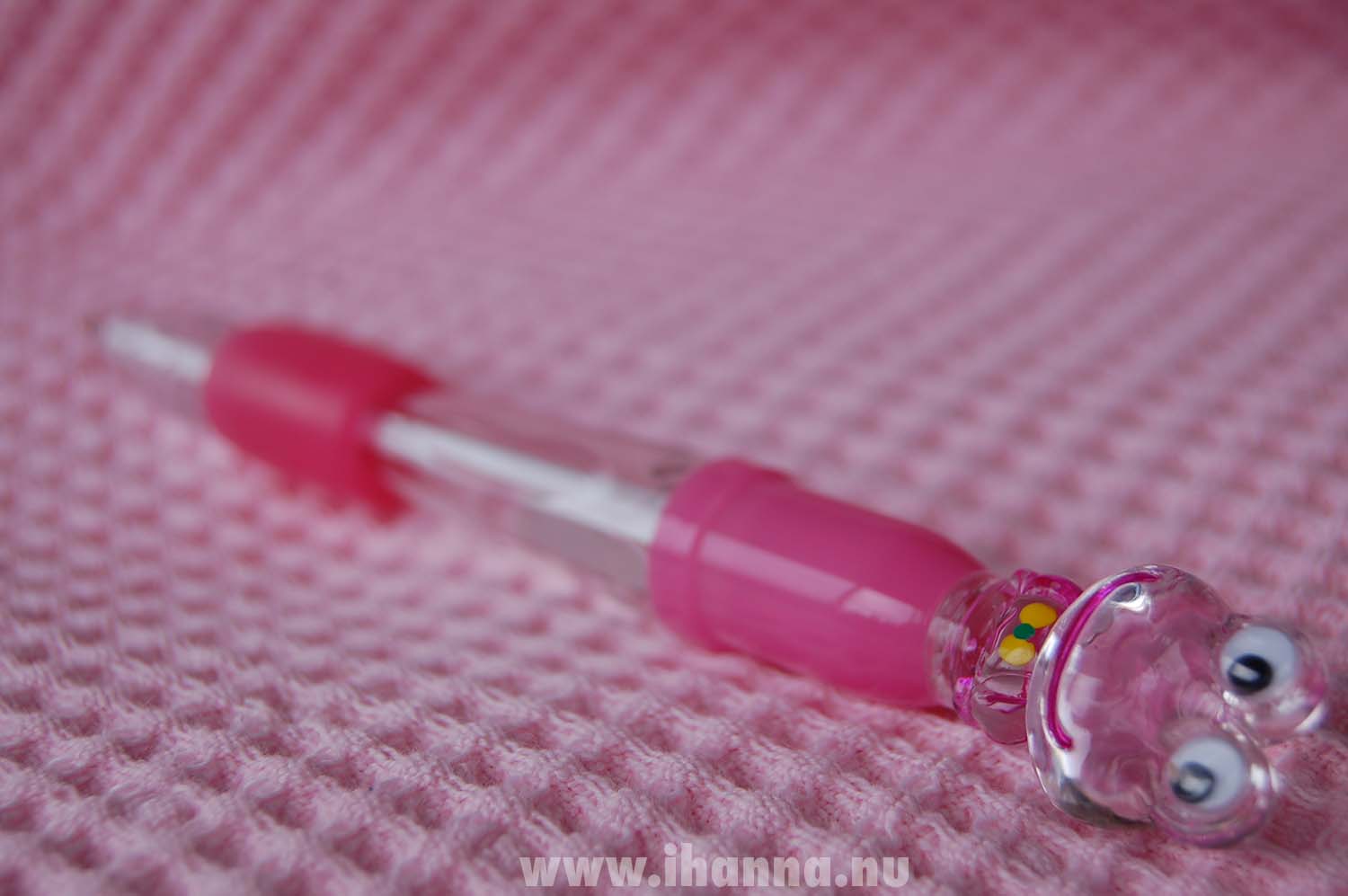 Frog pen in pink with a head that lights up, Photo by iHanna (Copyright Hanna Andersson)