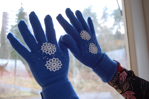 Blue snowstar finger gloves handmade mittens for mom with embroidery (Copyright H Andersson)