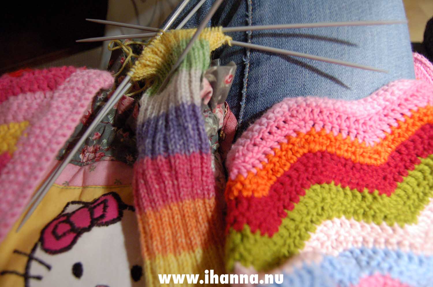 Knitting socks in my knee by iHanna (Copyright Hanna Andersson)