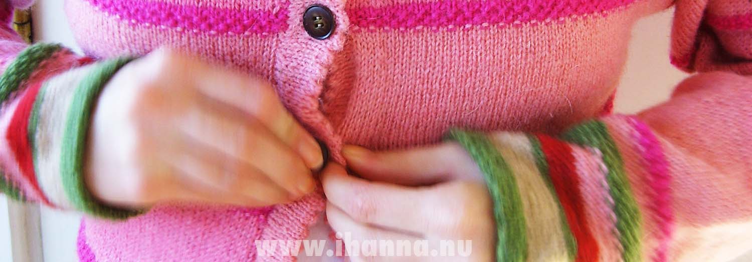 Pink cardigan by iHanna from the book Poetry in stitches button close up (Photo copyright H. Andersson)