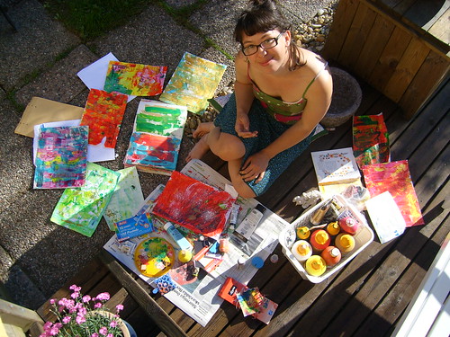 iHanna painting outside on the stairs (Copyright H. Andersson)