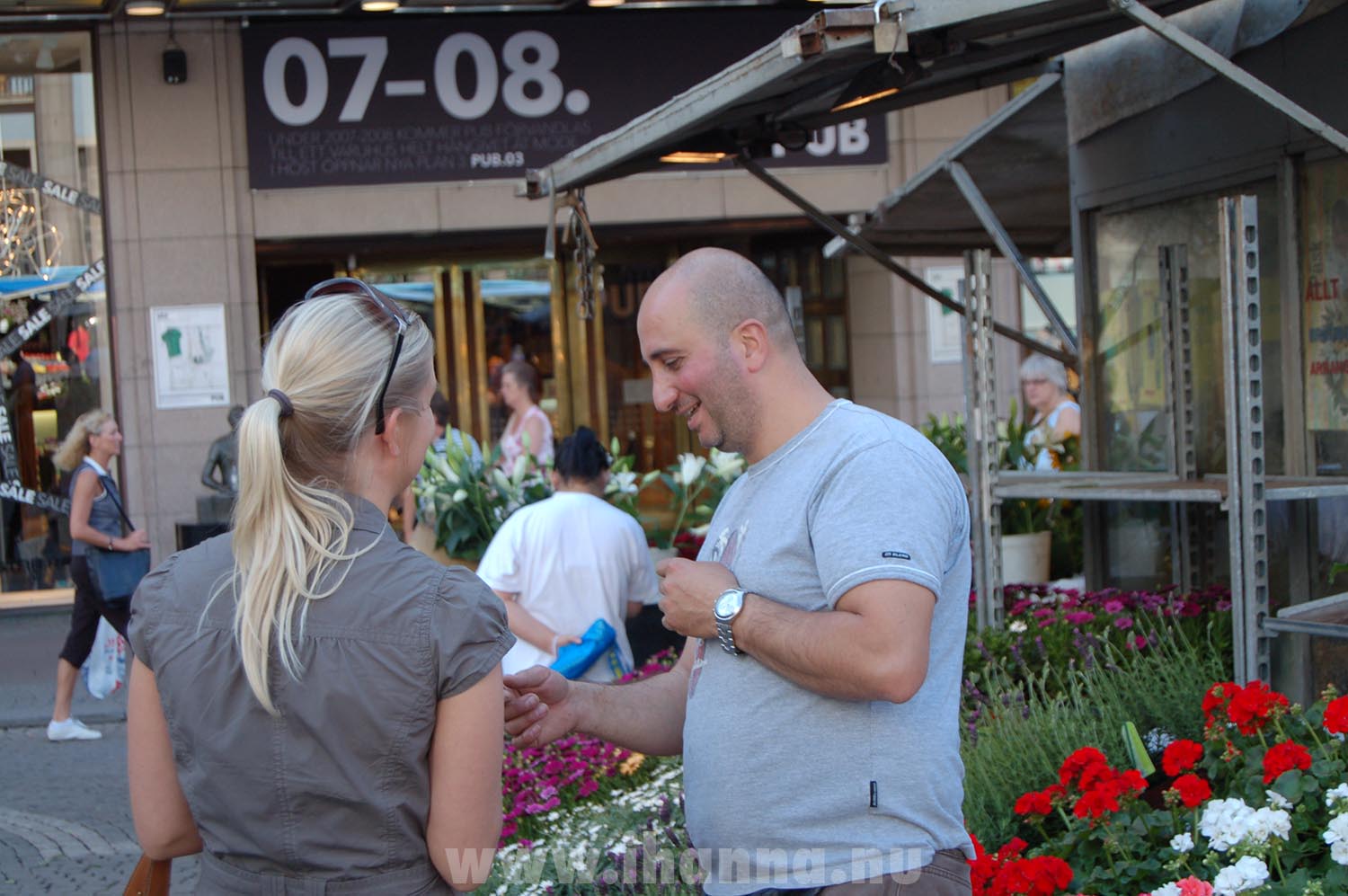 Buying flower at Hötorget in Stockholm, by iHanna (Photo copyright Hanna Andersson)