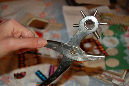 Make a Christmas Tag with punched hole for ribbon using the Hole punch (Copyright Hanna Andersson)