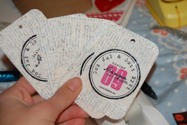 How to make a Christmas Tag Glitterlicious Style -a tutorial by iHanna (Copyright Hanna Andersson)