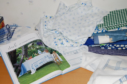 Blue table cloth (copyright Hanna Andersson) Blue table cloth book inspiration duk till trädgårsfesten (Photo copyright Hanna Andersson)