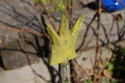 Painted wood crown garden decoration on a stick by Maria Lu (Photo copyright Hanna Andersson)