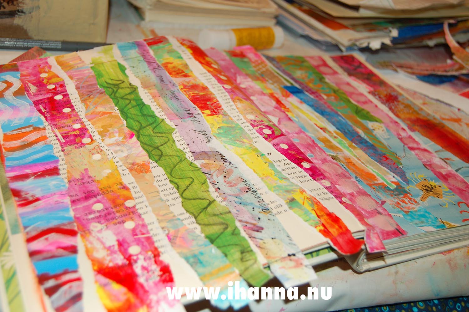 Strip Ease: glue time Gluing down strips of paper for the crusade Strip Ease (Copyright Hanna Andersson)