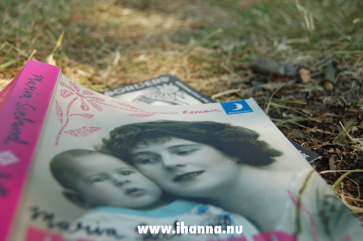 Summer reading by the water with B (Photo copyright Hanna Andersson)