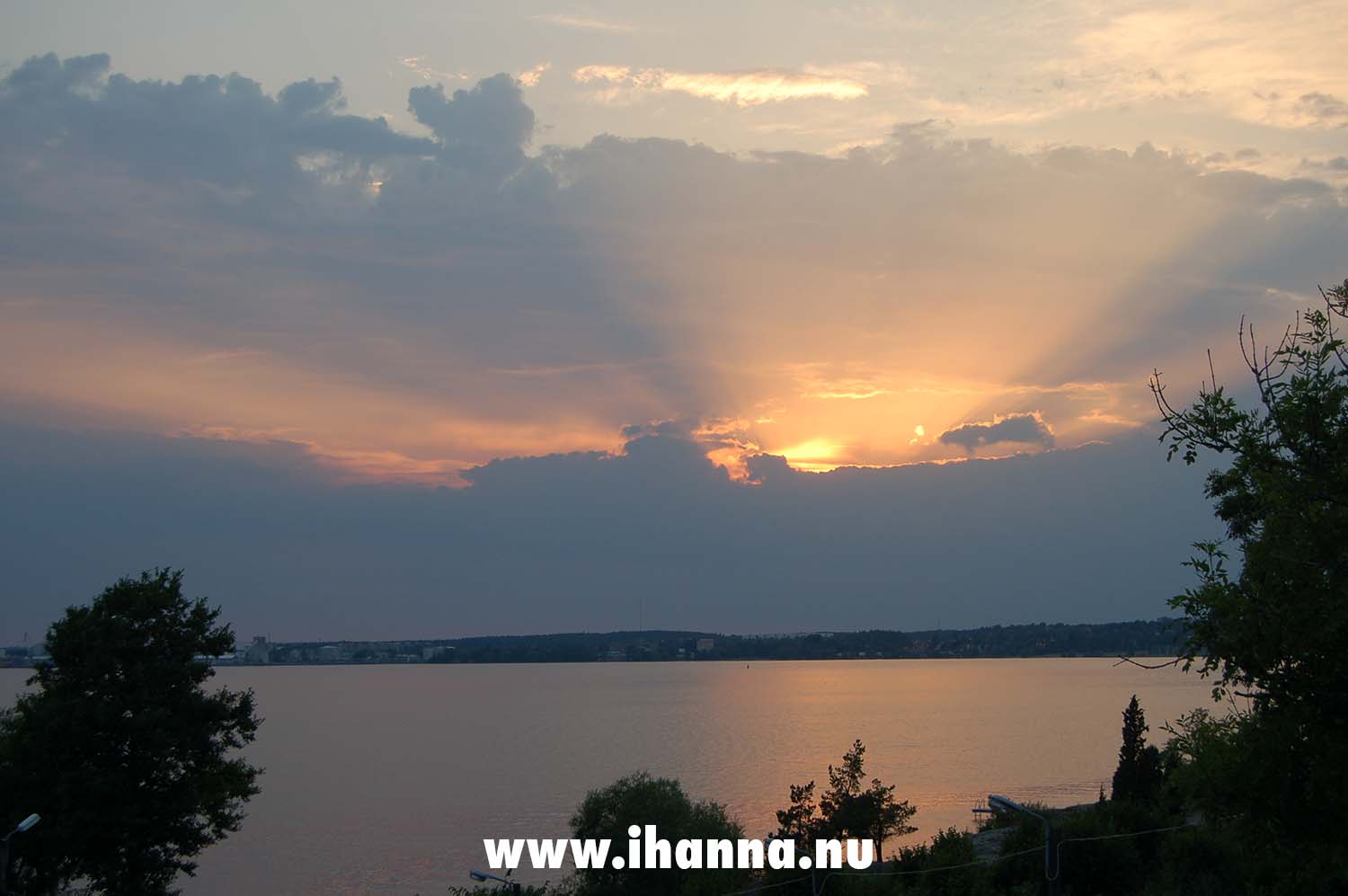 Sunset view over water in Sweden by iHanna (Copyright Hanna Andersson)