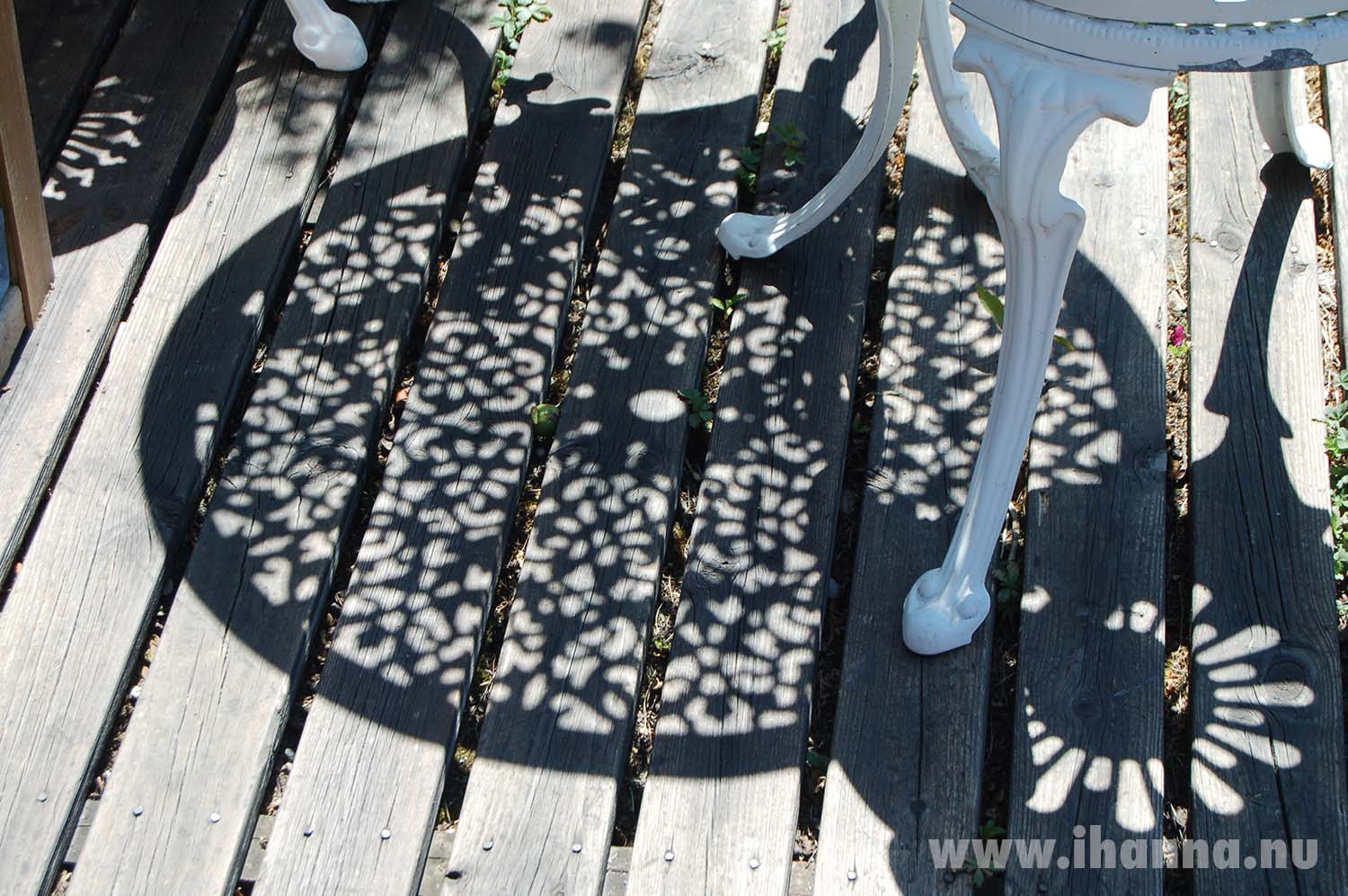 Sunshine lace made by ornamented table (Copyright Hanna Andersson)