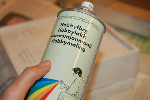 Spray paint - white in a DIY tutorial on striped scrap inbox for collage (Photo Copyright Hanna Andersson)