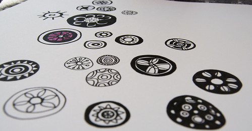 Circle doodles on loose paper (Copyright Hanna Andersson)