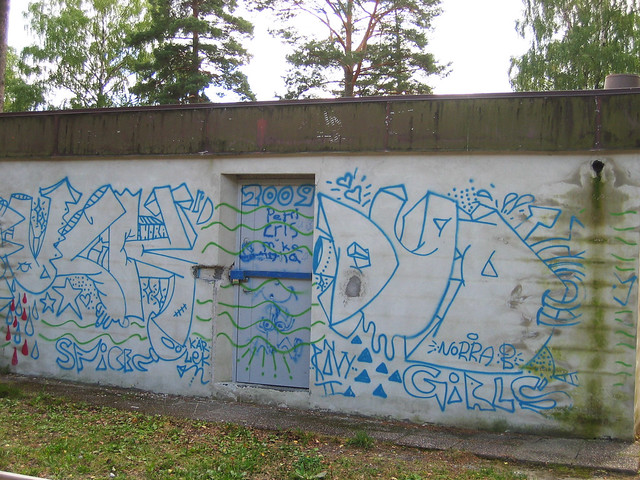Kiosk back with blue wall doodles (Photo copyright H. Andersson)