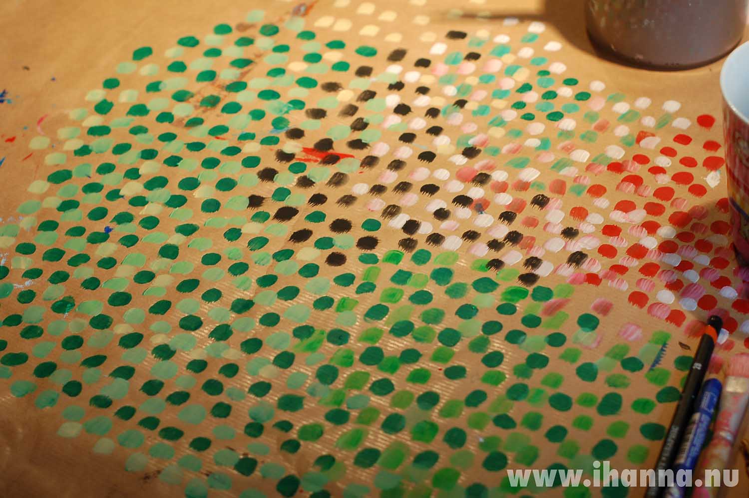 Filling the desk paper with polka dots too on brown paper (Copyright Hanna Andersson)