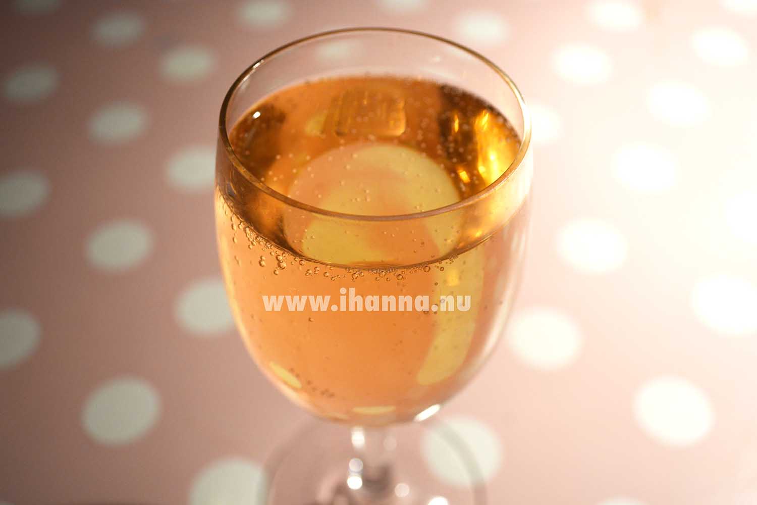 Bubbles and sparkle in a glass (Photo copyright Hanna Andersson)