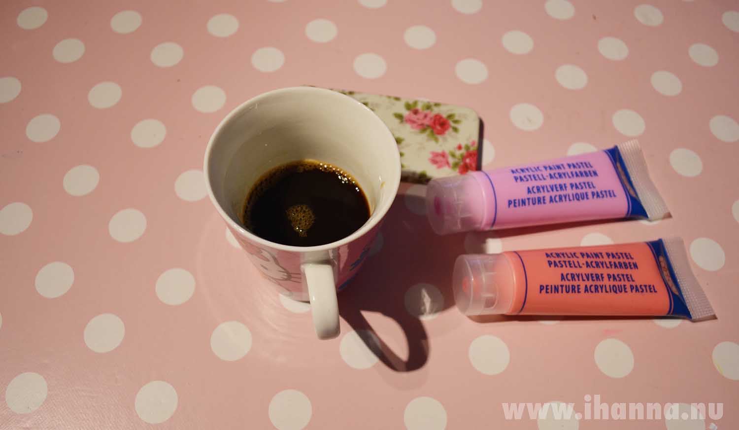 Coffee and acrylic paint for breakfast (Photo copyright Hanna Andersson)
