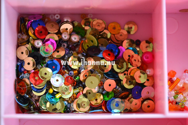 Sequin gathering sparkling like gold and photographed as eye candy (Photo copyright Hanna Andersson)