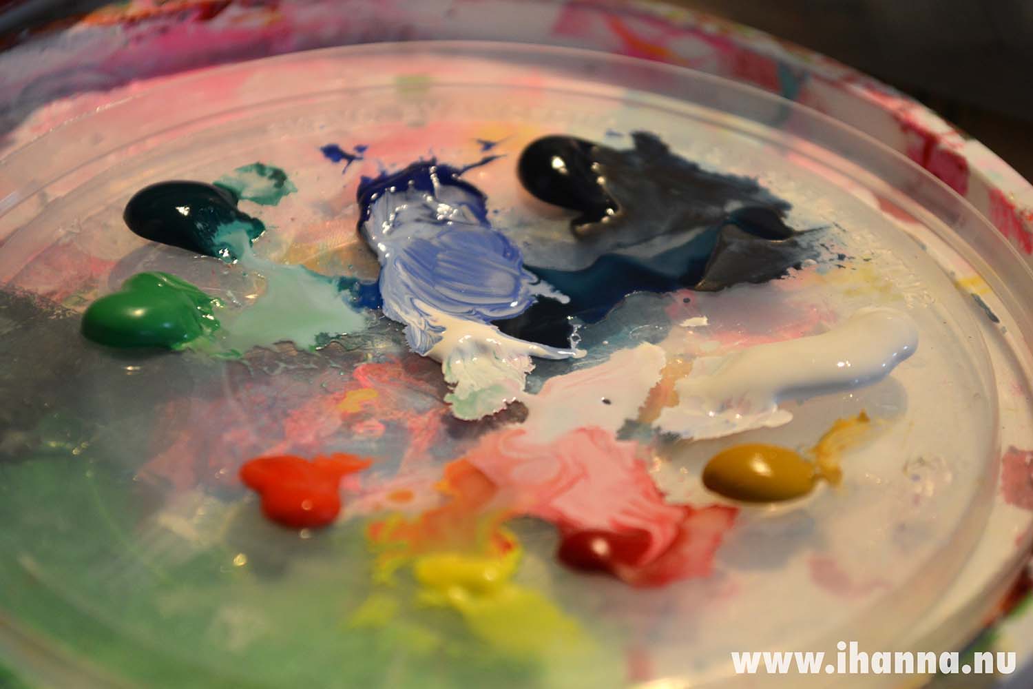 Gouache paint plastic lid palette by iHanna