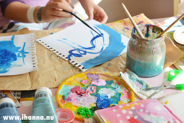 Friends visiting my home studio to paint and play with me (Photo copyright H Andersson)