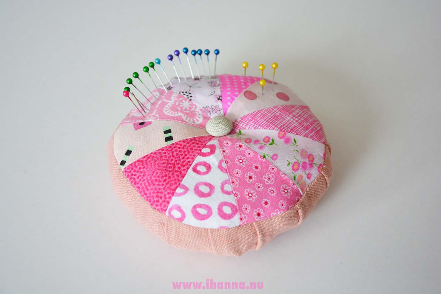 Make Something Today - iHannas Pink Scrappy Pincushion (Photo copyright Hanna Andersson)
