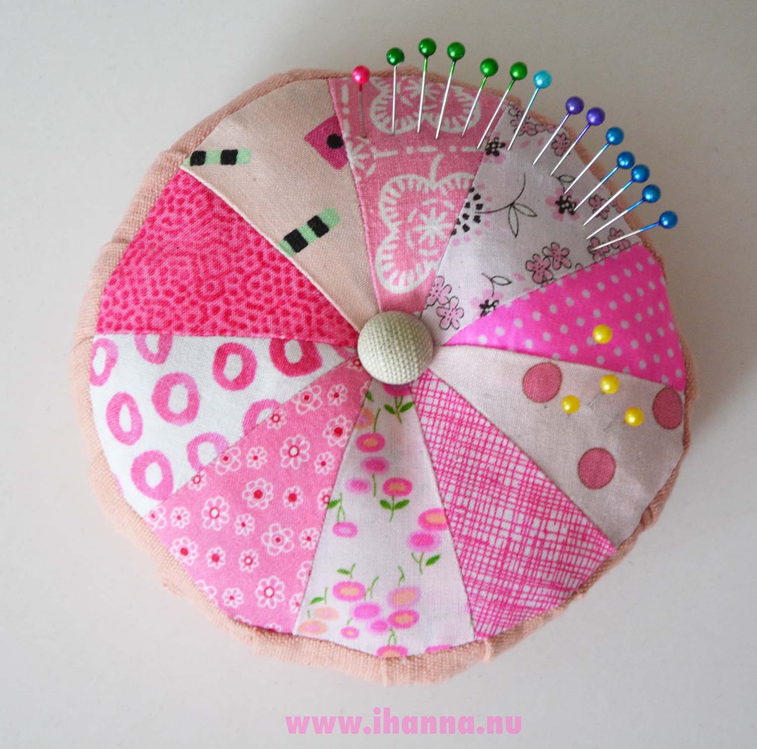Make Something iHanna's Pink Scrappy Pincushion blogged When you just have to make SOMETHING (Photo copyright Hanna Andersson)