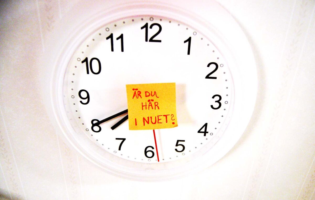 It is now o'clock asking are you here in the now in Swedish (Studio iHanna, copyright Hanna Andersson)