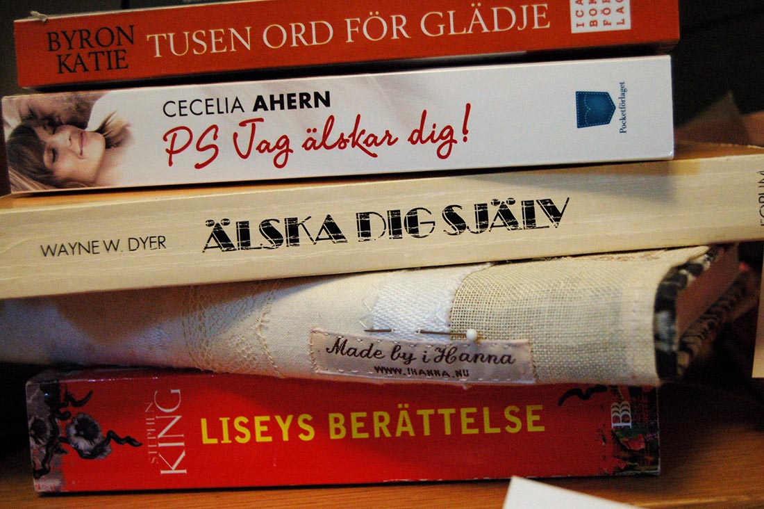Reading file 2009 as I am reading about love. Photo copyright Hanna Andersson