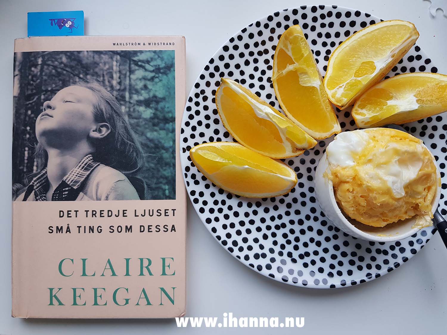 Library book in Swedish by Claire Keegan and some yellow mid day snacks (Photo copyright Hanna Andersson)