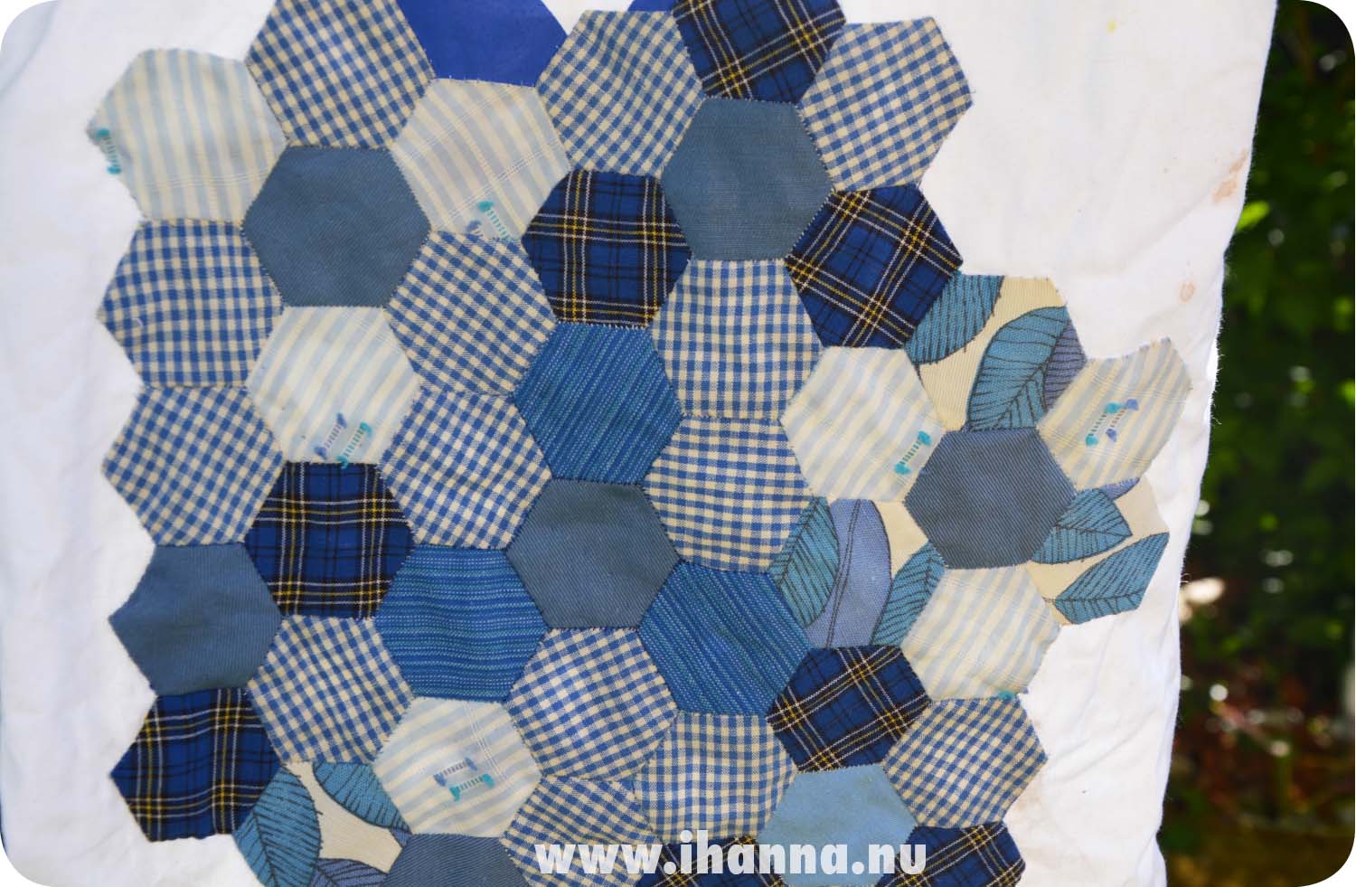 EPP hexagons as applique on a tote bag (Copyright Hanna Andersson)
