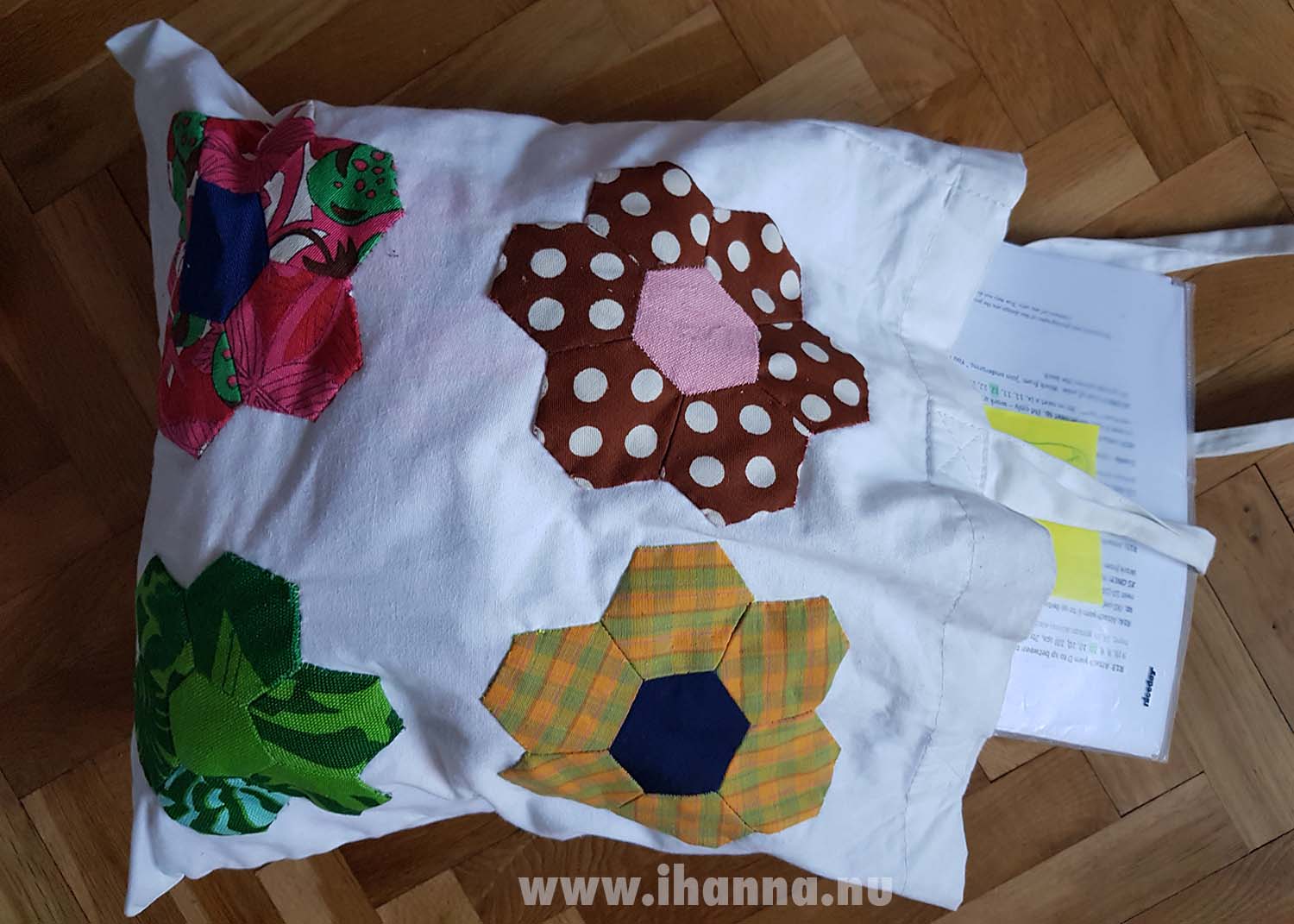 Craft tote with applied hexagons flowers made by iHanna (Copyright Hanna Andersson)